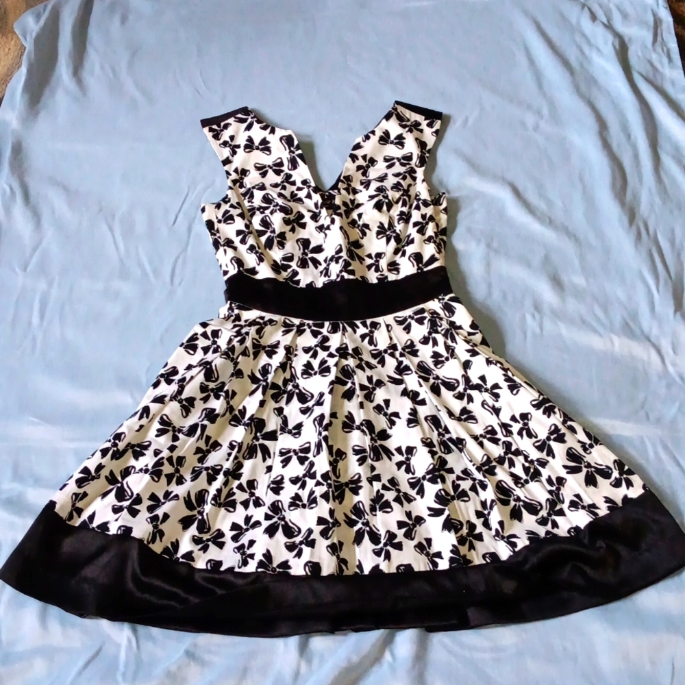 MacKenzie Mode size 0 white bow dress